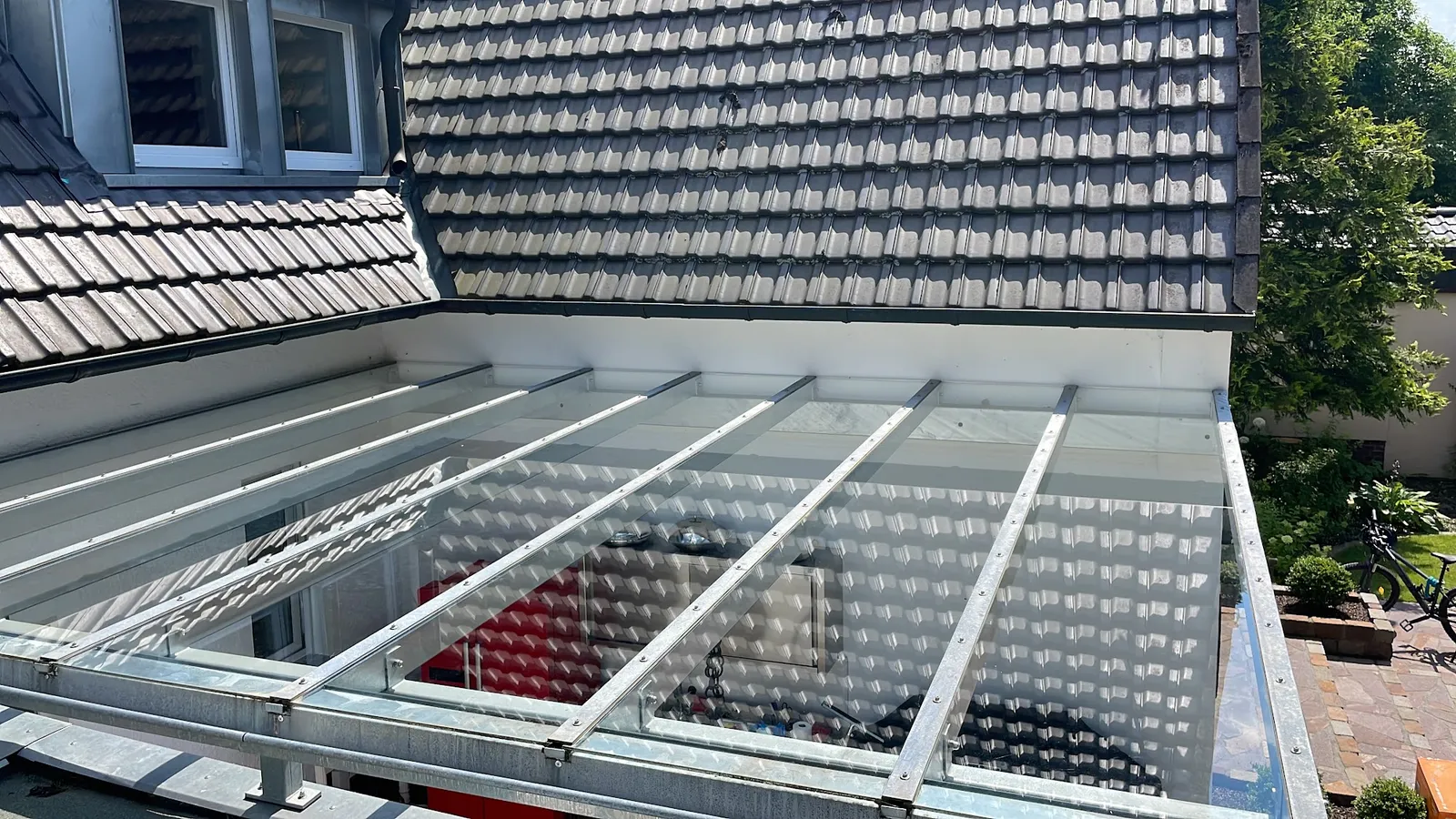 Gereinigtes Glasdach einer Terrasse an einem Wohnhaus