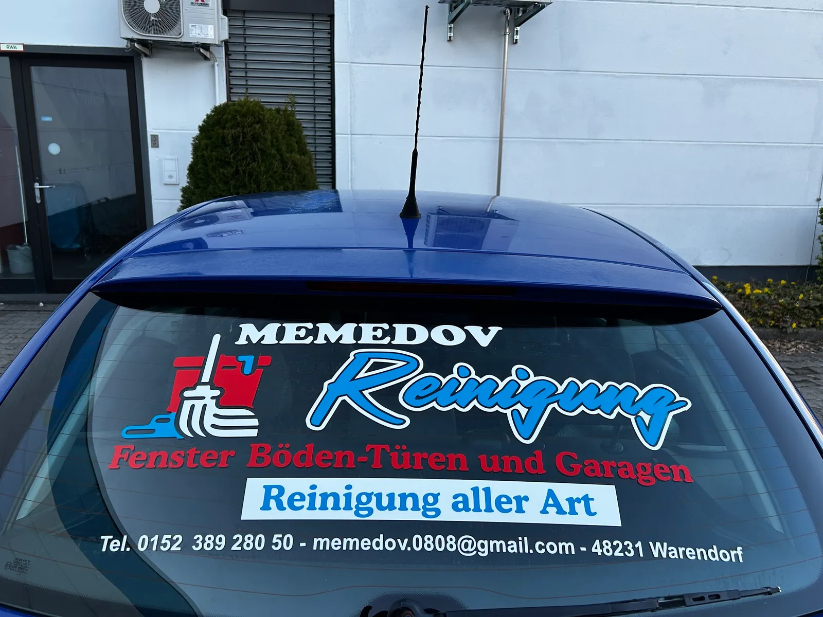 Firmenwagen von Memedov Reinigung mit Beschriftung und Kontaktdaten